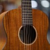 gros plan guitare de voyage en acajou